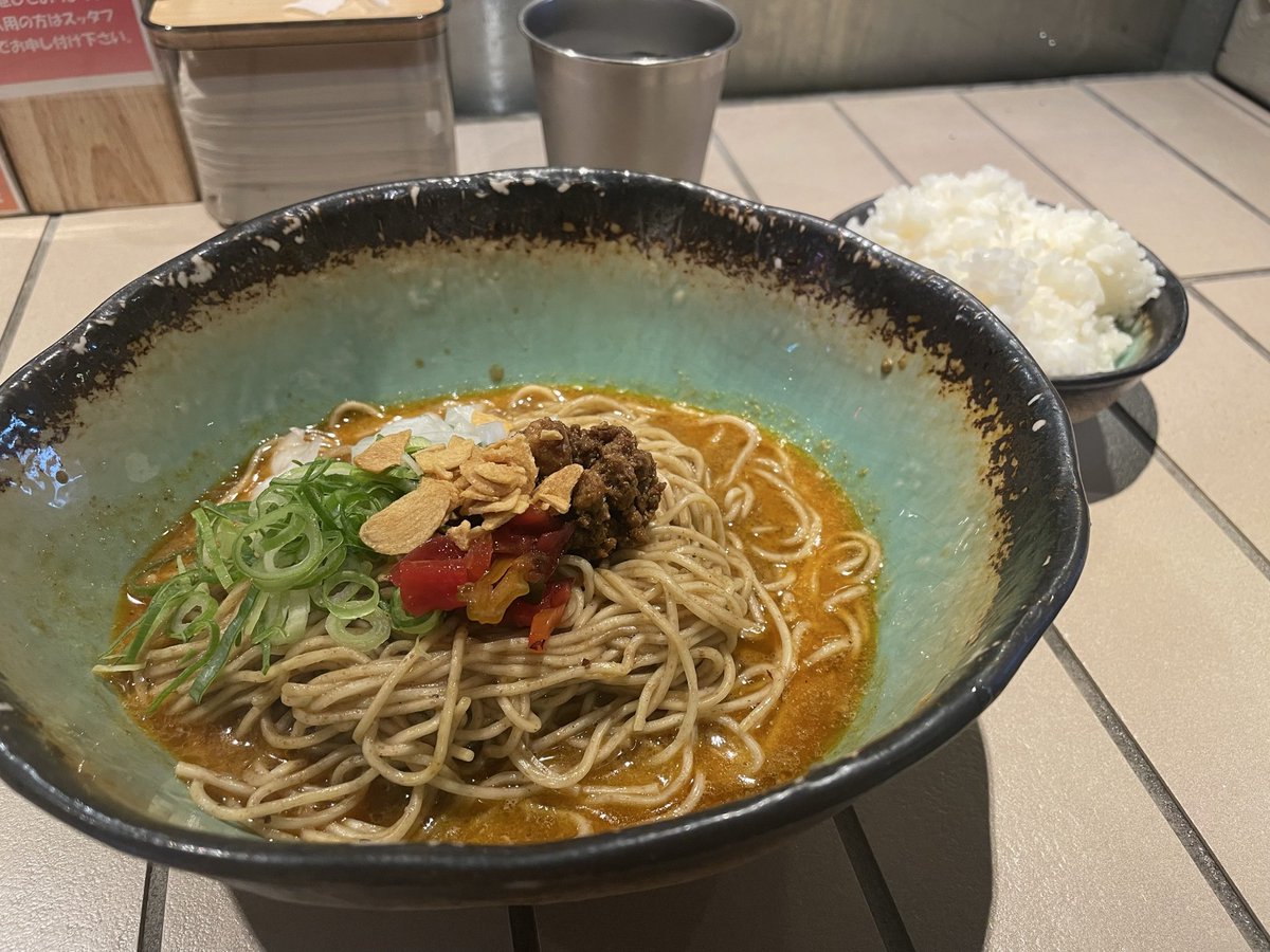 tarokichi17's tweet photo. #たろきちラーメン部
汁なし担担麺&amp;麻婆豆腐 ラアノウミ 烏丸御池店
カレーノウミ(大)
ライス

ラアノウミで1番好きな限定来た〜🍛🌶️🍜
2杯目やけど大盛りで！！
やっぱ美味すぎる！！！！
これにて無事ラアノウミスタンプカード6周目に突入しました🙏 https://t.co/NpTUxD341R