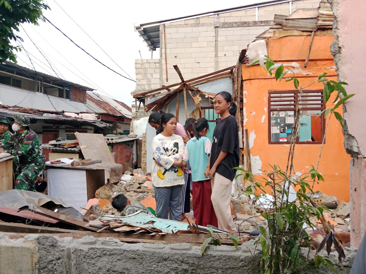 semarui's tweet photo. ALERTA 🚨 ‼️ 

Kami mendapatkan informasi siang tadi terjadi eksekusi penggusuran paksa RW 10 Lenteng Agung, Jakarta Selatan oleh Pusziad TNI AD.

Berikut kronologi dan fakta di lapangan berdasarkan kesaksian warga: https://t.co/nqaZFa7GyJ
