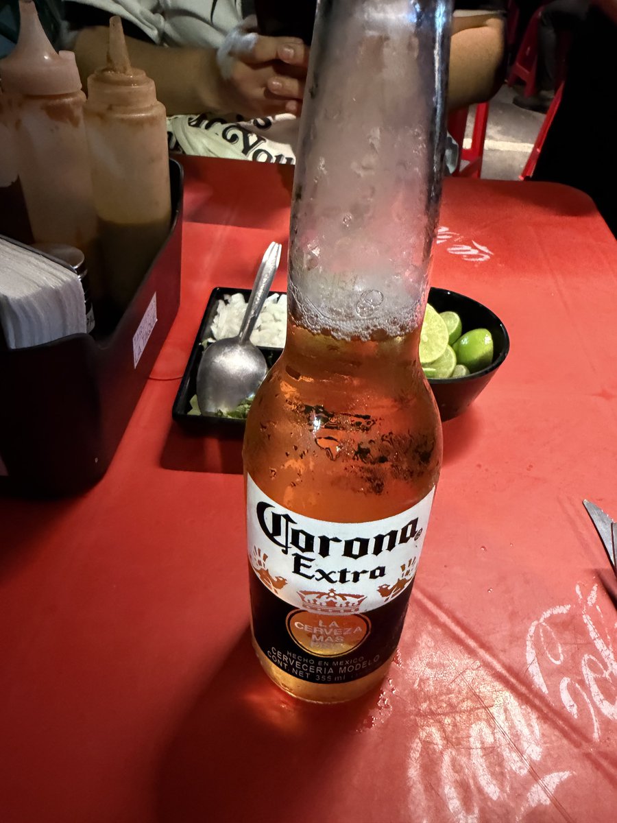 mitsutakak's tweet photo. 昨晩はコロナとメキシコ料理で！
ケサディーヤ美味しかった！
タコスは小腹が空いた時に食べよう！ https://t.co/2RgHXweVuM