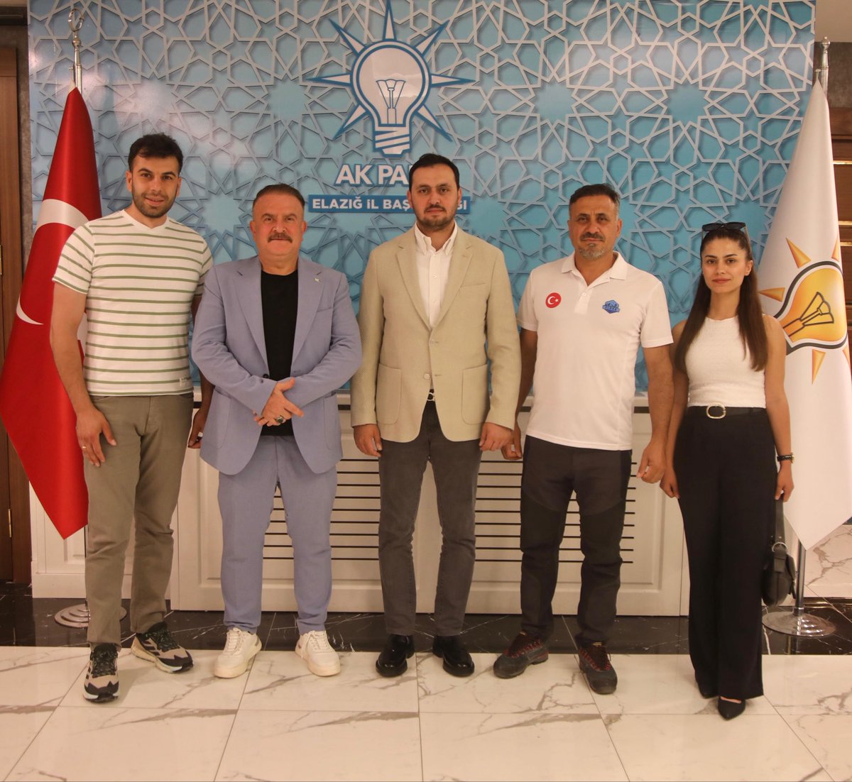 isselmanoglu23's tweet photo. Has Parti’nin Elazığ İl Başkanlığı görevinde bulunmuş, Bitki Koruma ve Besleme Uzmanı kıymetli dostum Sayın Ramazan Ayhan’a; Elazığ Dağcılık ve Arama Kurtarma Spor Kulübü Başkanı Sayın Murat Bahçeci’ye ve yönetim kurulu üyelerine nazik ziyaretleri için teşekkür ediyorum.

@Akparti 
@abuyukgumus