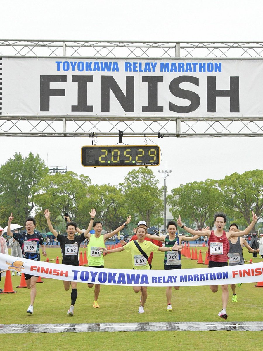 toyokawa_city's tweet photo. ═══════════════
　　　　  過去最多！
 タスキを繋いで42.195キロ🏃
═══════════════

タレントの須田亜香里（ @dasuwaikaa ）さんを
ゲストランナーに迎え、
6/7に開催された豊川リレーマラソン2026🏃🏃‍♀️

オープニングセレモニーでは
須田さんに豊川産のバラの花束が贈られました💐

悪天候にも負けず最後までタスキをつないだ
427チーム3418人が完走！👏✨
 
大会に参加された皆さん、お疲れさまでした☺✨