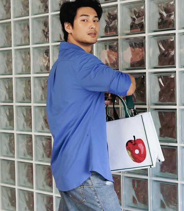 Apo555Trend's tweet photo. 👜 APO x Dior | Medium Dior Book Tote with Strap

📖 Bag Details
• Medium Dior Book Tote with Strap
• Ref. M1354PEUG_M50E
• Retail Price: €3,200 (EU) / $3,800 (US)

📚 Collection
• The Very Hungry Caterpillar × Dior
• Reimagines Eric Carle's original first-edition book cover through Dior's signature embroidery craftsmanship

🎨 Design
• 🐛 Caterpillar artwork
• 🍎 Apple motif
• White canvas body
• Green trim & handles
• Dior's iconic Book Tote silhouette

👔 Styling
• Blue shirt + denim
• Minimal styling that allows the bag's artwork and color palette to take center stage

📸 Campaign Focus
• Highlights both sides of the tote
• Emphasizes the collection's storytelling elements and embroidered Book Cover design

✨ Collection Significance
• Part of Dior's Dream Library collection under Jonathan Anderson
• Reinterprets Eric Carle's iconic first-edition book cover through Dior's embroidery craftsmanship
• Blends storytelling, craftsmanship, and collectibility in a single piece

🔍 Key Point
Rather than a simple character collaboration, this Book Tote reinterprets the original The Very Hungry Caterpillar book cover through Dior's artisanal embroidery techniques, blending literature, art, and luxury fashion.

🇫🇷 Brand
• Dior (Paris, France)
• One of the world's most influential luxury fashion houses

APO DIOR HOUSE AMBASSADOR

#ApoNattawin #DiorFall26
#DiorXApo #DiorFall26xApo