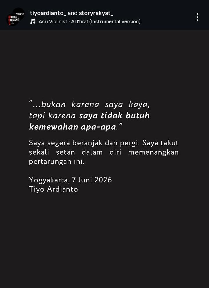 Txtdariiugm's tweet photo. Salut untuk Mas Tiyo untuk berpegang teguh pada prinsip. 

jd teringat kisah Nabi Muhammad ketika kaum Quraisy menawarkan harta, kedudukan, dan kekuasaan agar beliau menghentikan perjuangannya, tp tawaran itu ditolak. bkn karena beliau membenci harta, tetapi karena ada prinsip yg ga bisa diperjualbelikan. 

ternyata benar apa yang dikatakan Tan Malaka, "Idealisme adalah kemewahan terakhir yang hanya dimiliki oleh pemuda." panjang umur perjuangan!