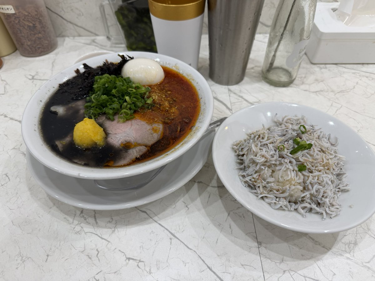 kzk_tanu's tweet photo. 無冠　阿佐ヶ谷
ブラック赤　ゆずをのせて
ハッピーアワーでハイボール100円🍻 https://t.co/cDdLHemmGo