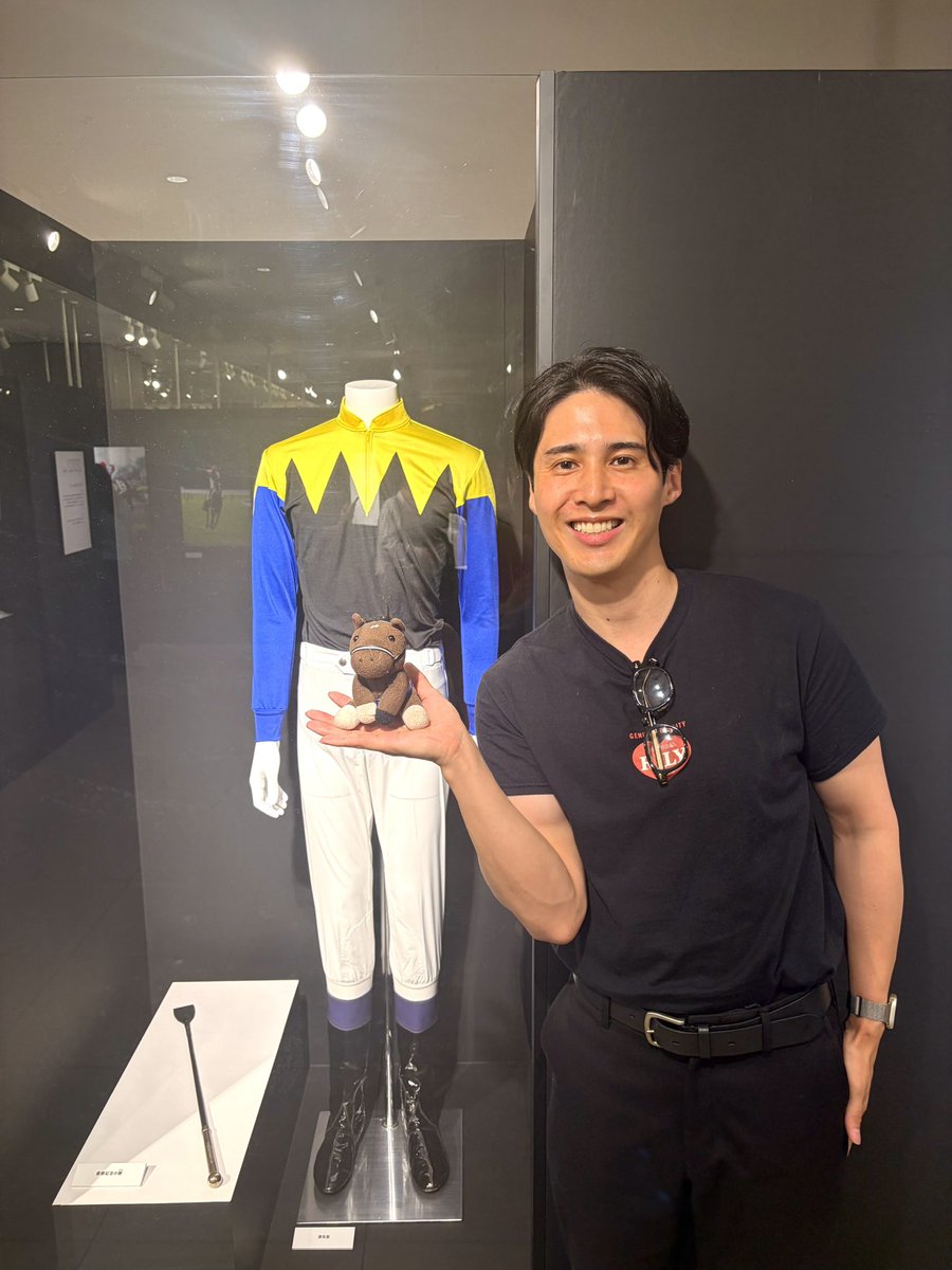 kaaaaaz7771's tweet photo. 武豊デビュー40年記念展行ってきました✨🏇豊さんの歴史に触れることができて幸せです。自分が生まれる前からトップで活躍し続けてきたスター✨
なんだか宝塚記念は勝てる気しかしないので、タガノデュードからいきたいと思います🔥 https://t.co/XyvOxIt8CW