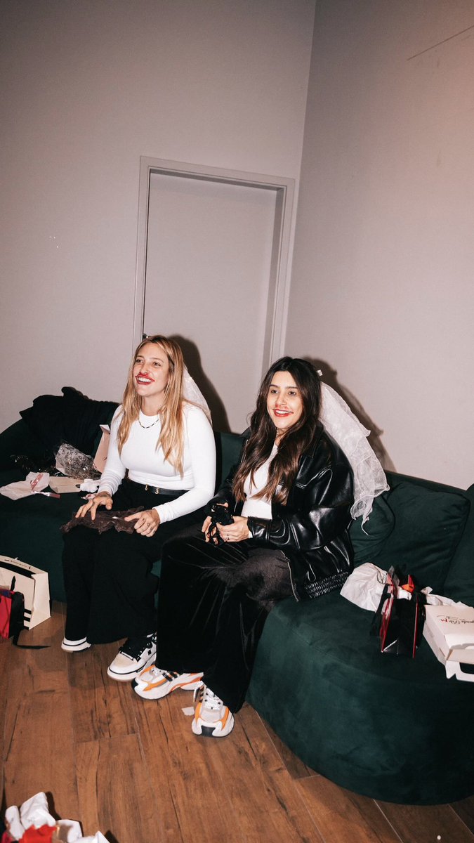 LauanaPrado's tweet photo. Eu vou casaaar! 🥹❤️

O tanto que eu amei a  surpresa de ontem! Hahahaha https://t.co/yHiIHWlomx