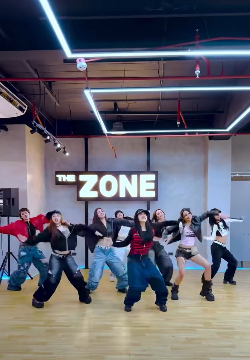 gmanews's tweet photo. XONARA SETS UP THE PACE WITH NIANA! 💃

LOOK: Niana finally joins P-pop girl group XONARA for a dance rendition of "TABI!"

Last Sunday, the seven-member girl group made their explosive debut on "All Out Sundays," where they performed their single.

XONARA is the first girl group of 1Z Entertainment, the company founded by SB19's Pablo, Josh, Stell, Ken, and Justin. They made their official debut in May.

COURTESY: XONARA/Facebook

Visit https://t.co/bAMF9JOAN0 for more updates.