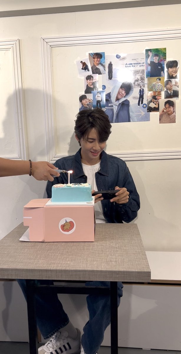 Jhlee_960608's tweet photo. 아기자기 소중하게 꾸며준 카페
열어줘서 고마워요 :)

진혁이에 대한 사랑이 가득 
느껴졌어요 💙

특전도 너무 깜찍 ><
잘 간직할게요 🙃

#A_WAVE_OF_LOVE_FOR_JH
#진혁이에게보내는사랑의물결

@blueeffect_JH https://t.co/86ep73prDP