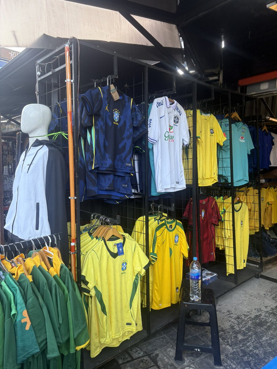 gabicrvgs's tweet photo. por 60,00 reais, tem UMA camisa da seleção brasileira sendo a mais vendida aqui na minha cidade, você sabe identificar qual é? 🤧 https://t.co/e2jcK0bk53