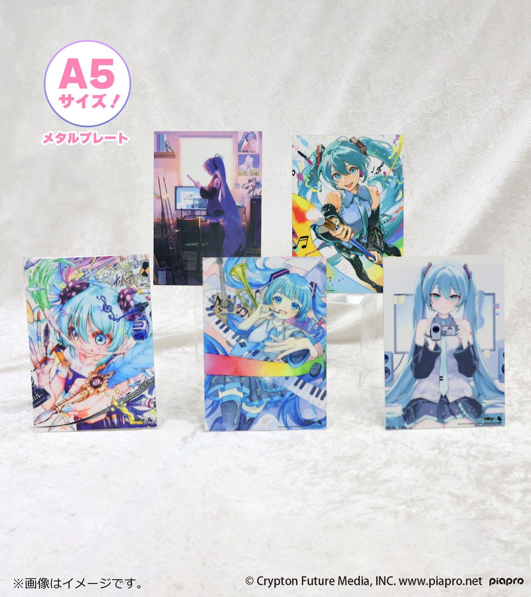 proof_board's tweet photo. 📢イベント情報

『初音ミク×スモールエス』ピアプロ公式コラボ
イラスト・オンガクコンテスト POP UP SHOPが開催中🎵

会場にて発売中のメタルプレート（全15種）をご紹介✨

他にも受賞イラストをデザインしたオリジナルグッズが多数ラインナップ！
会場ではオンガク部門受賞楽曲もお楽しみいただけます🎧

🗓 2026/6/5(金)〜7/5(日)
📍全国TSUTAYA／蔦屋書店／T-SITE 7店舗で開催中！

■詳細・開催店舗はこちら
 https://t.co/QS6vdD3pe6

#初音ミク #スモールエス #PROOF #初音ミクスモールエス_イラスト #初音ミクスモールエス_オンガク