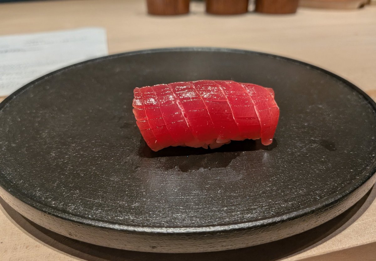Chuo_kumin's tweet photo. 浜町奥の古民家を改装した浜町えぐち。コース前半の小料理で味覚を研ぎ澄ました後、12貫の鮨が脳天を刺激するように押し寄せる2部構成。にっこりとお店を後にできる隠れ名店であります。
店主は福岡のご出身。江戸前をベースとしつつ、時折あらわれる甘じょっぱいアクセントも、独自性を光らせます。 https://t.co/zJqip8zIrv
