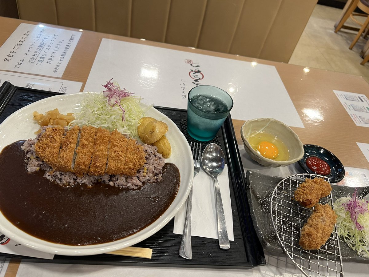 ebbichi's tweet photo. かつカレー🍛の特価トッピングが今日までなので、仕事終わりにまるかつ。
ウインナーフライ頼んだらトッピングじゃなく別添えで2本。あれー？
ジューシーでめちゃくちゃ美味しかったので満足。
ただ、帰ってレシート見たら特価1本になってたので、次回追加で払います。いやマジで。 https://t.co/rPFufKGyAq