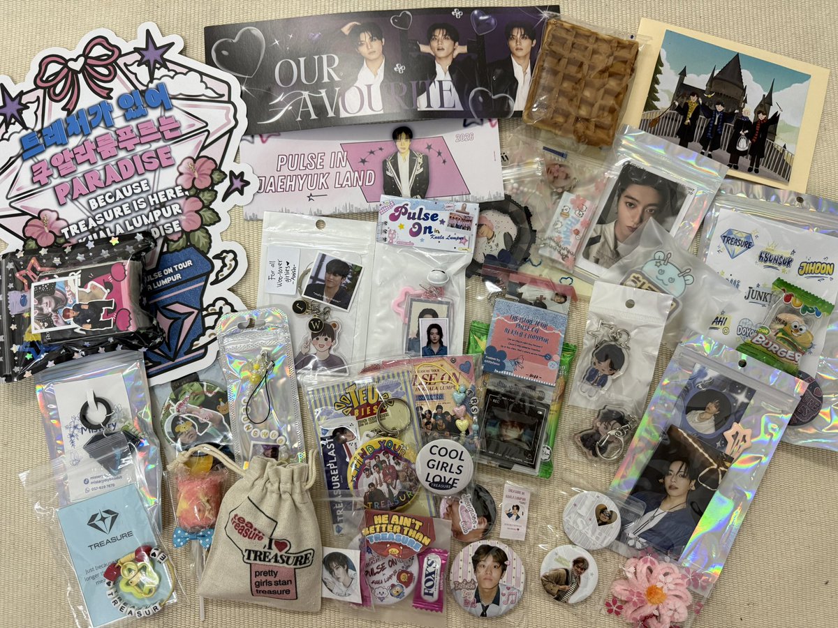 xxxxjwoo's tweet photo. Posting it here as well. Thank you so much for the cute gifts and freebies. I really appreciate it 🤍
#TREASUREinKL #PULSE_ON_IN_KL https://t.co/ozhmrF1pWO