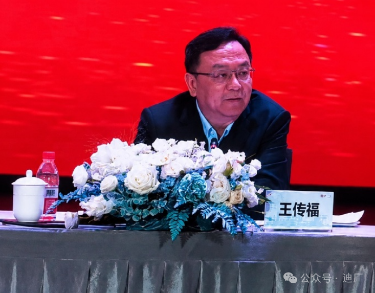 leixing77's tweet photo. Key messages from Wang Chuanfu at BYD's annual general meeting:

We want to maintain growth in the next 3-5 years, striving to become global No. 1 in vehicle output & sales by 2030;

Vehicle export this year should exceed prior target of 1.6 million units;

Vehicle sales this year are dependent on second-gen blade/flash charging battery production bottleneck, which is ramping at about 20,000-30,000 units increase per month, expect output to jump in 2027;

Ready and preparing for rollout of Level 3 automated driving once policies and regulations are in place.

Recap: January-May total vehicle sales were 1.4 million units, down 20%, exports were 614,000 units, up 64.7%.