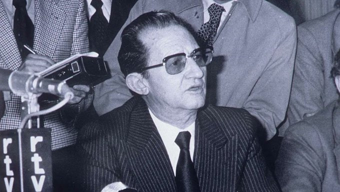outsidersesp's tweet photo. El suceso de las 13 rosas explica a la perfección lo que es esta estafa llamada "democracia".

Roberto Conesa fue el delator que las señaló por su actividad política, lo que las llevó a ser fusiladas. 

Tiempo después, tras la muerte de Franco y con amplio historial en la Brigada Político-Social instruyendo a criminales como Billy el Niño, este torturador ya premiado en su día con la Orden Imperial del Yugo y las Flechas será condecorado en "democracia" con la medalla al mérito policial.