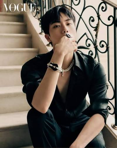 Narniacloud's tweet photo. Let’s be honest… when a good stylist knows their stuff, they know how to bring out the best in a person...Whoever was behind these 3 looks really knew what they were doing… 

With this look, Jin looks sensual and elegant, it highlights his neck and even makes his shoulders look softer and more toned.

He exudes confidence, magnetism and elegance, something Jin has been embracing since his discharge from military service.

It’s impressive how there're stylists who help Jin showcase that transition to visual maturity, sophistication and even boldness that he has been experiencing throughout his solo career right up to the present day.   

He looks stunning!!🩷

#진 #JIN #김석진 
#방탄소년단진