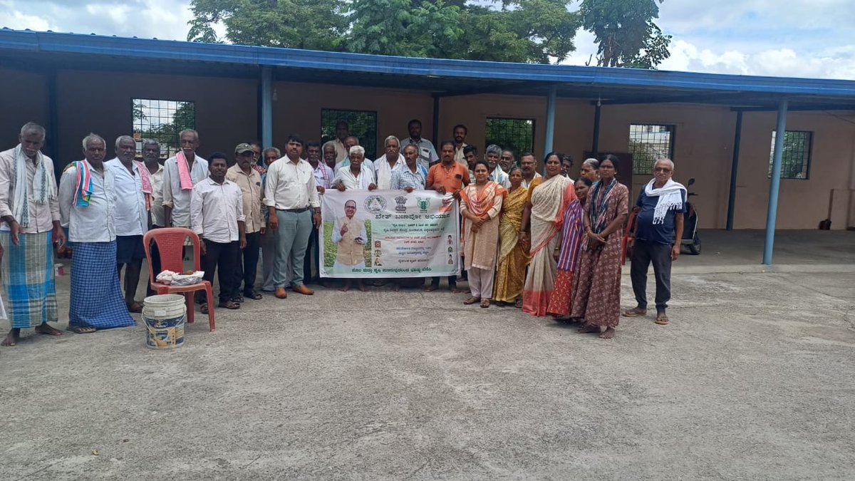 Chikkaballapur1's tweet photo. #kvk,#kethbachao abhiyan#icarkvkchikkaballapura, As part of the Khet Bachao Abhiyana, ICAR–Krishi Vigyan Kendra, Chikkaballapura organized an awareness programme on sustainable agriculture. https://t.co/Ir7f2MRsG5