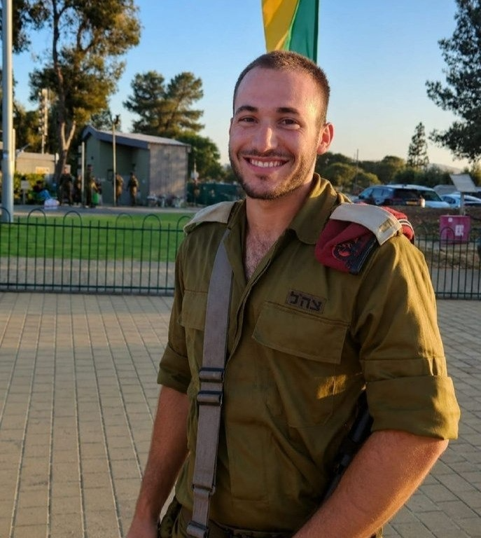 SpaceGurlEvie's tweet photo. סרן שחר גמלא ז"ל נהרג מרחפן נפץ. משפחתו ביקשה לתרום את איבריו. ביום ראשון התקיימו ההשתלות: לב בבן 54, ריאות בבן 47, כבד בבן 69, אונת כבד בילדה בת 7, שתי כליות בבן 37 ובת 72. לאה, אימו של שחר: "אין דבר יותר גדול מתרומת האיברים - משאירה את שחר לחיות באנשים אחרים. בשמחה ואהבה גדולה" https://t.co/jiaRFomaeX