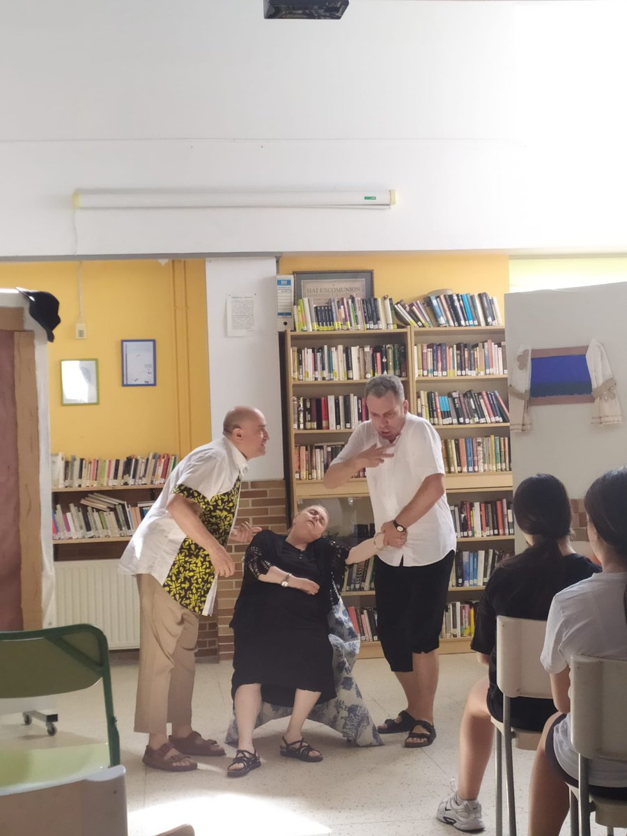 IES_ProfD_Ortiz's tweet photo. Primera representación de las tres previstas de nuestro grupo de teatro. Hoy: Los Habladores de Miguel de Cervantes. Actividad incluida en el proyecto de innovación educativa Ora et Labora https://t.co/WR061BgEse