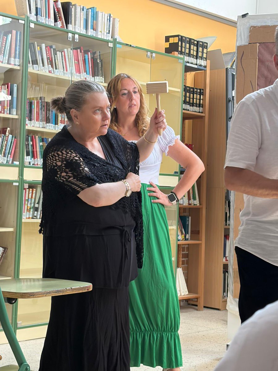 IES_ProfD_Ortiz's tweet photo. Primera representación de las tres previstas de nuestro grupo de teatro. Hoy: Los Habladores de Miguel de Cervantes. Actividad incluida en el proyecto de innovación educativa Ora et Labora https://t.co/WR061BgEse