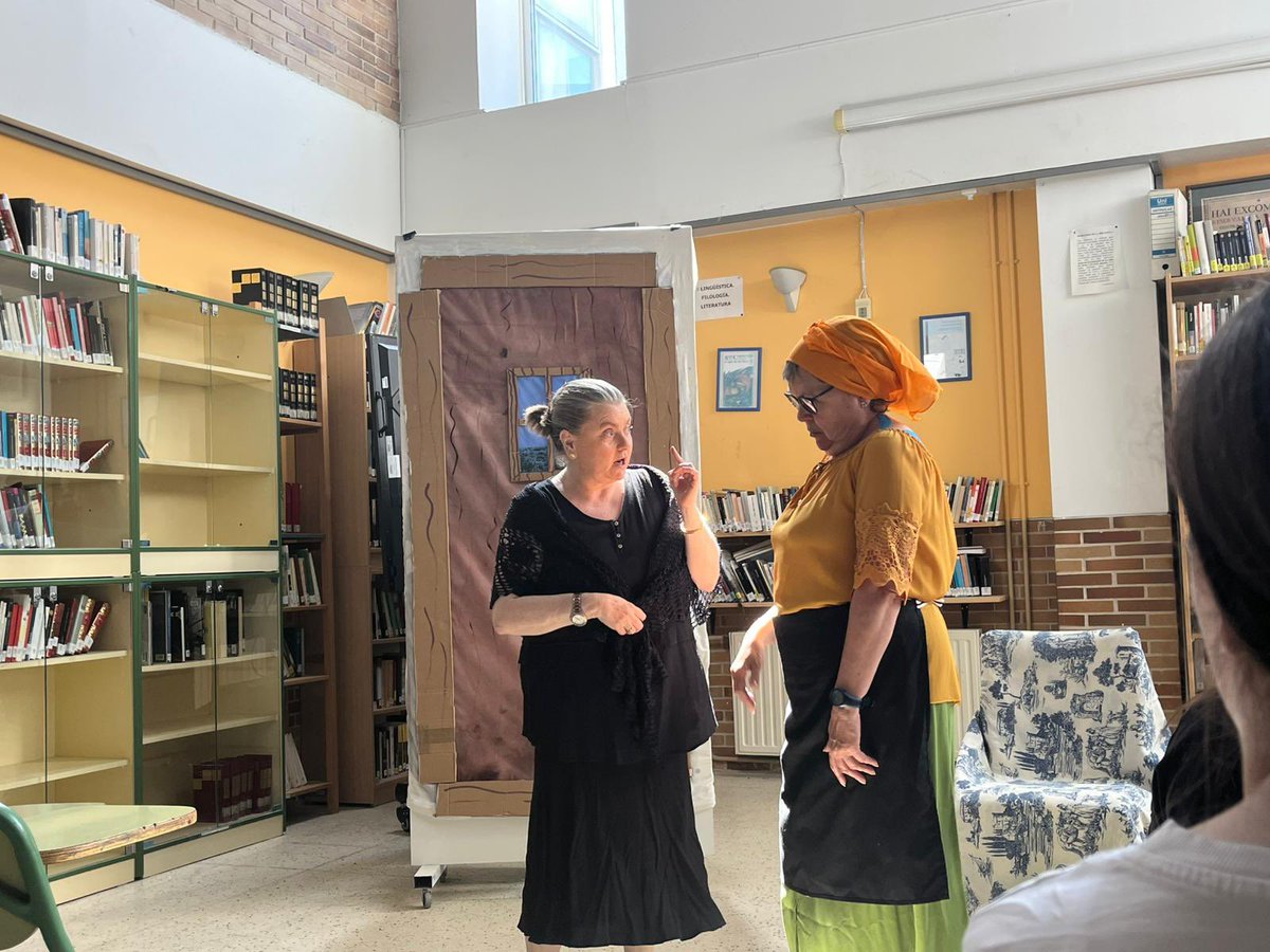 IES_ProfD_Ortiz's tweet photo. Primera representación de las tres previstas de nuestro grupo de teatro. Hoy: Los Habladores de Miguel de Cervantes. Actividad incluida en el proyecto de innovación educativa Ora et Labora https://t.co/WR061BgEse