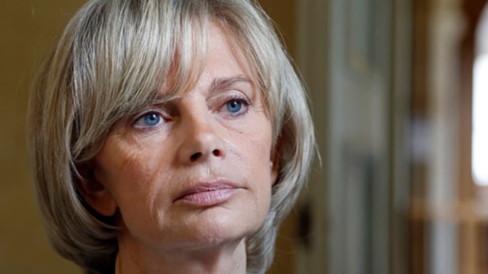 F_Desouche's tweet photo. 2021 : quand le pouvoir macronniste nommait l’ex-ministre socialiste Élisabeth Guigou, intime du pédophile Olivier Duhamel, à la tête d’une commission sur l’inceste (MàJ) https://t.co/wN1rILSwz6 https://t.co/8CoSLsc7de