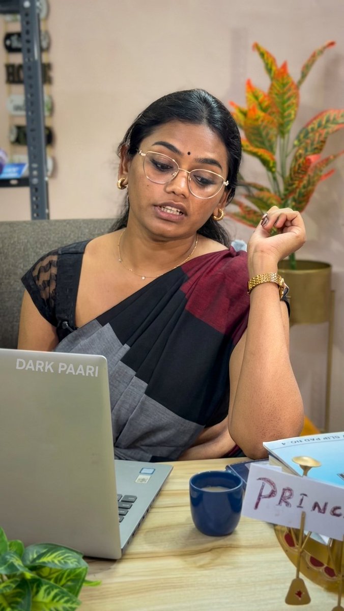 DARKPAARI's tweet photo. 🐈‍⬛ #Nandhini karuppu saree andha kumkumathoda podavaya erakki iduppa kaati ninnaah... andha thevdiya veh erangi vandhu adich oothunga da nu solra mari irukeh 🥵💦 Ayo last slide nenjila kai vakardhu 2 perum, andha wanted ah iduppu madipu show ufff 🤌😫🔥 https://t.co/xsemx48quh