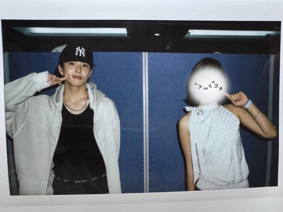 lovesickeu's tweet photo. 😭😭😅 the distance.. are they shy or they just really prefer this way https://t.co/CCWZN5VdKs