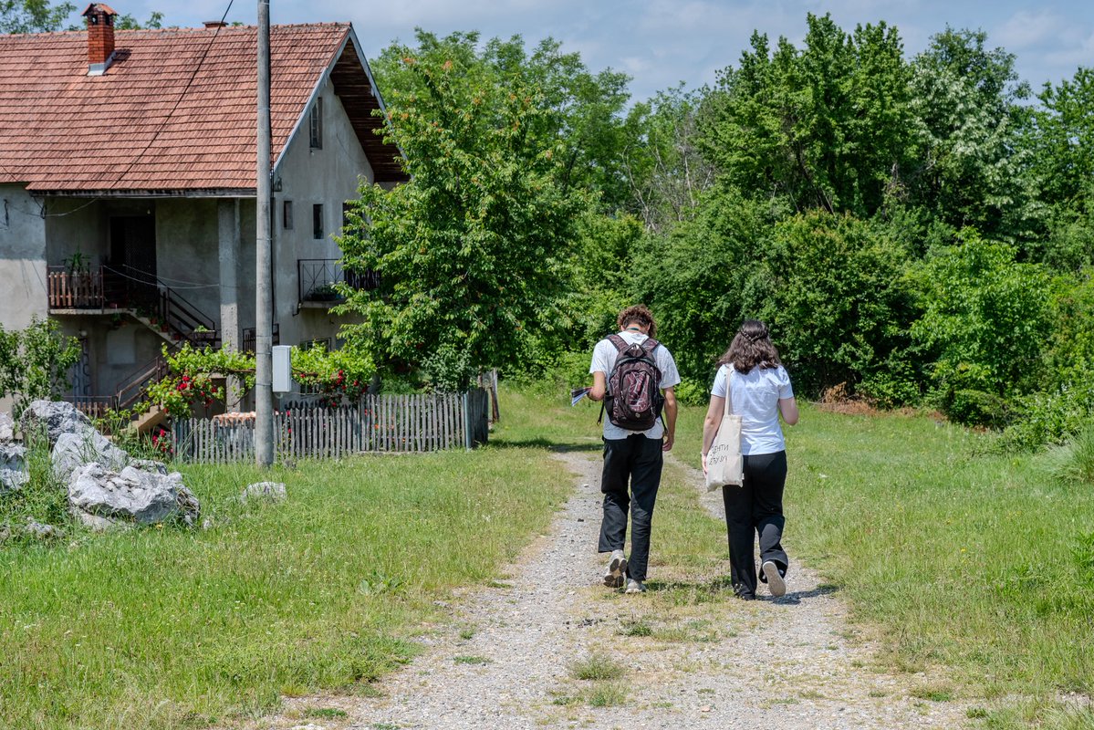 studentuselu's tweet photo. Za vikend smo obišli i sela u okolini Valjeva. 

Kao i uvek, naišli smo na neke neverovatne priče, ali se i po ko zna koji put uverili u tužne posledice medijskog mraka.

Zato je bitno da pričamo jedni s drugima. Mi ćemo se opet vratiti, opet ćemo razgovarati. Dokle god to bude neophodno. 

U svakom selu. 
U svakom domaćinstvu.
SUSS. 💛💚