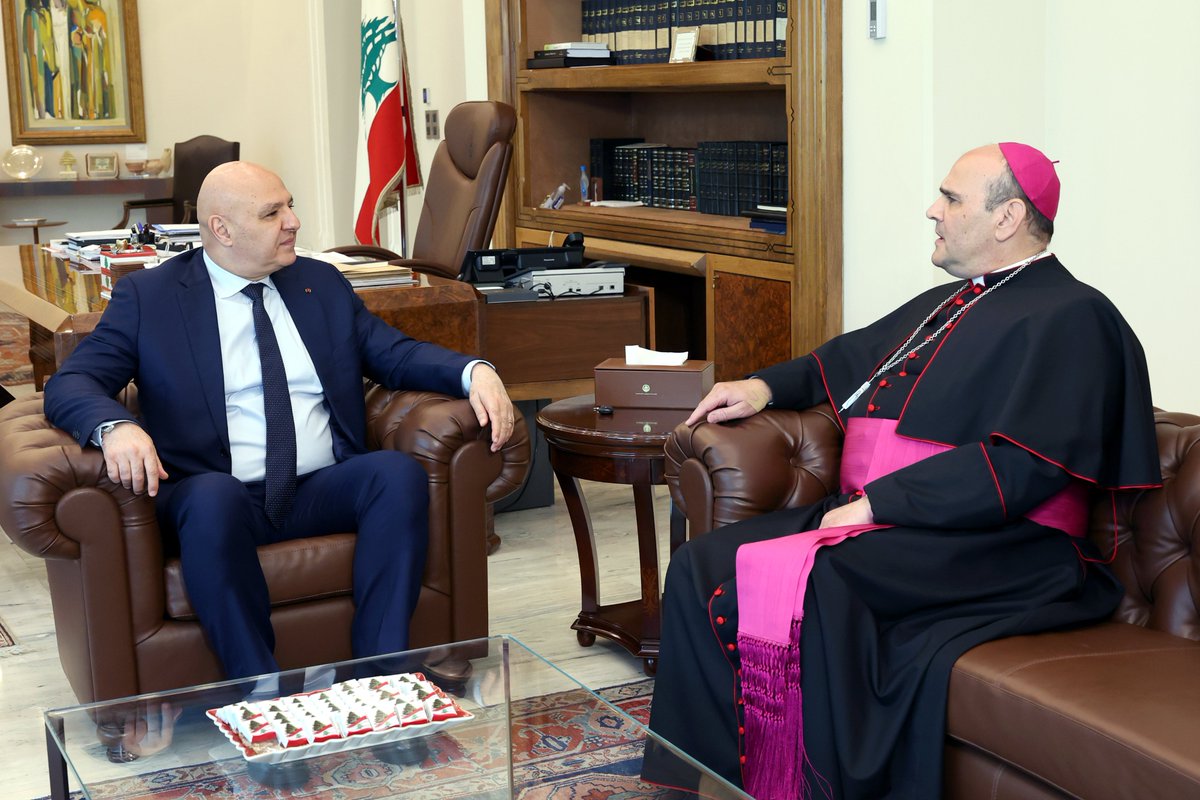LBpresidency's tweet photo. الرئيس جوزاف عون استقبل السفير البابوي في لبنان المونسنيور باولو بورجيا الذي اطلعه على الجولات التي قام بها الى عدد من القرى والبلدات الجنوبية الحدودية في قضاءي مرجعيون وحاصبيا، واللقاءات التي عقدها مع أبناء هذه القرى الصامدين على رغم الاعتداءات الإسرائيلية المتكررة. ونقل السفير البابوي الى الرئيس عون اهتمام قداسة الحبر الأعظم البابا لاون الرابع عشر بالوضع في لبنان ومتابعته ما يجري على الساحة اللبنانية من تطورات، إضافة الى الأوضاع الإقليمية الراهنة.

وشكر الرئيس عون السفير البابوي على الزيارات التي يقوم بها الى القرى الحدودية والمساعدات التي يشرف على توزيعها على أبناء هذه القرى.

وحمّل رئيس الجمهورية السفير البابوي شكر لبنان رئيساً وشعباً على المواقف التي يتخذها قداسة البابا حيال لبنان والصلوات التي يقدمها على نية الشعب اللبناني لانهاء معاناته.