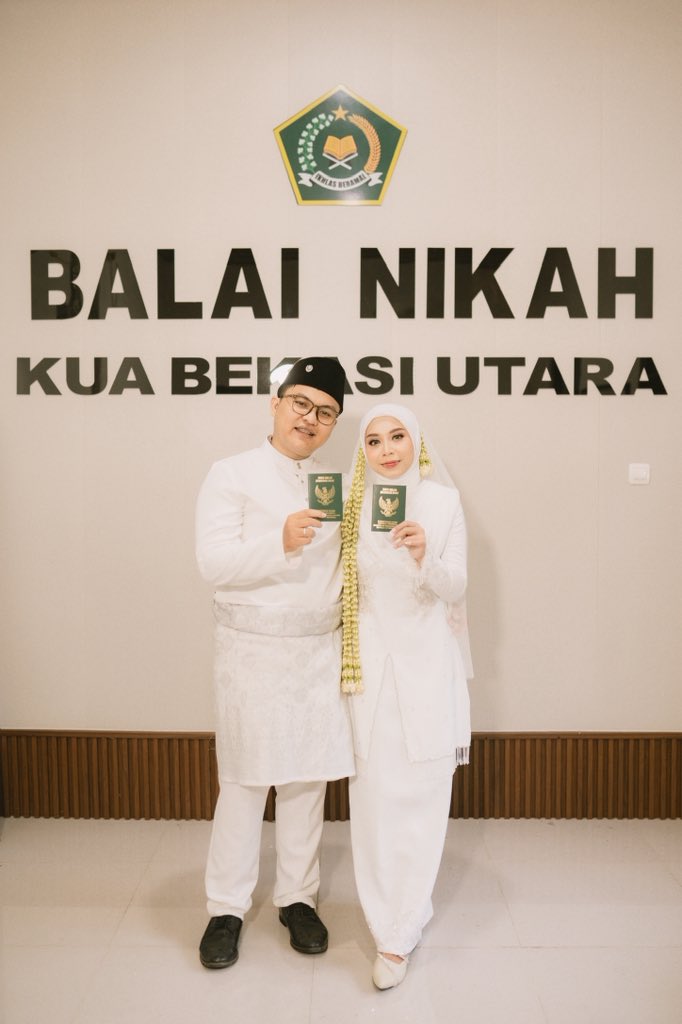 adindarzw's tweet photo. Buat adik-adik kalo kalian belum pada tau ini namanya nikah low budget ya, cuma akad di KUA aja abis itu lanjut makan2 di resto hotel✨ https://t.co/xy9SJRVgh7