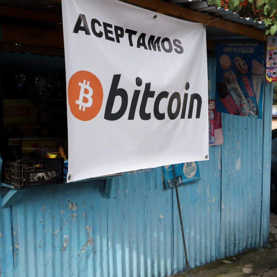 HistoriasAl_SV's tweet photo. 08/06/2021. Por órdenes del Ejecutivo, la Asamblea Legislativa aprueba de forma exprés la Ley Bitcoin. Definía a la criptomoneda de curso legal, obligaba a todos los agentes económicos de aceptarla y facultaba al Estado para adquirirla mediante fondos públicos. https://t.co/ZTXaGP0COG