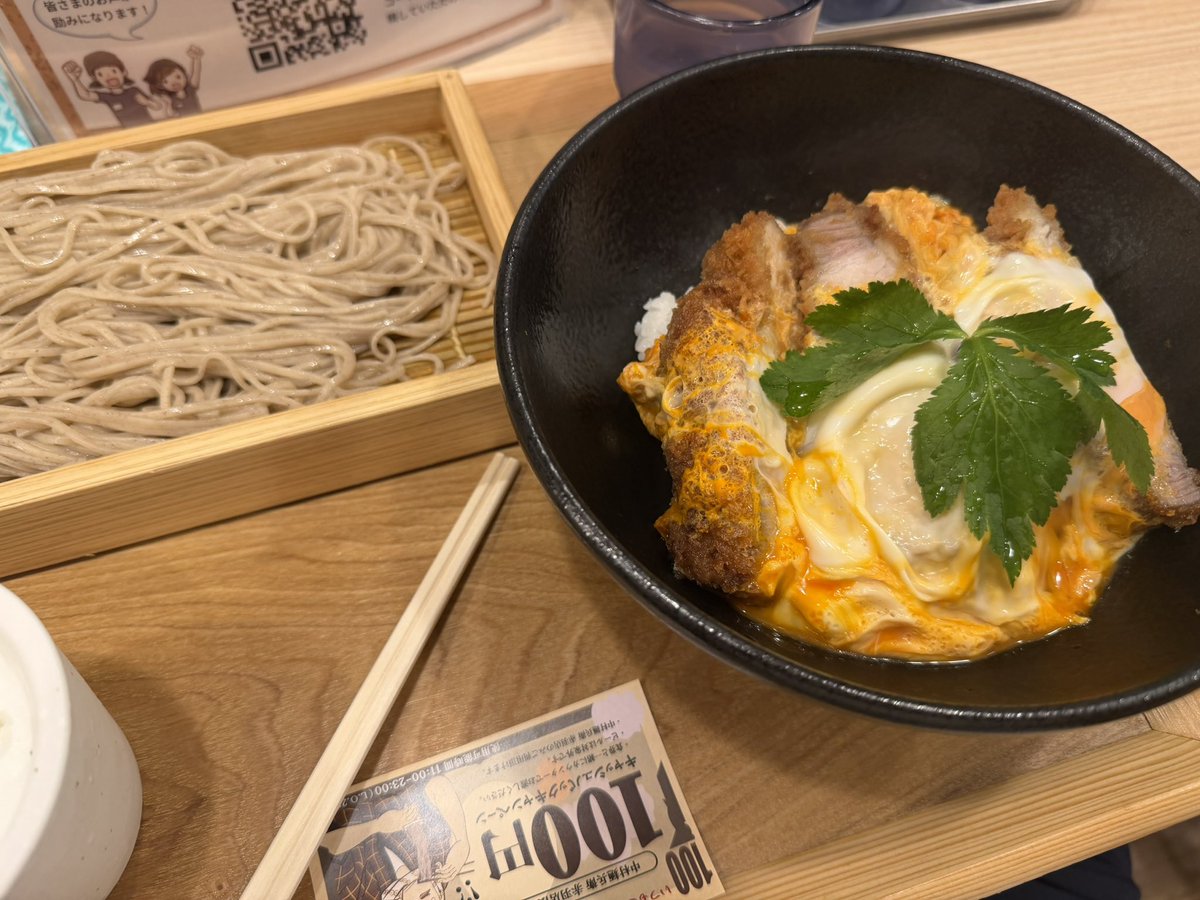 HitoshiYamada2's tweet photo. 本日の夕食は蕎麦とカツ丼のセット https://t.co/lGNbXadYvc
