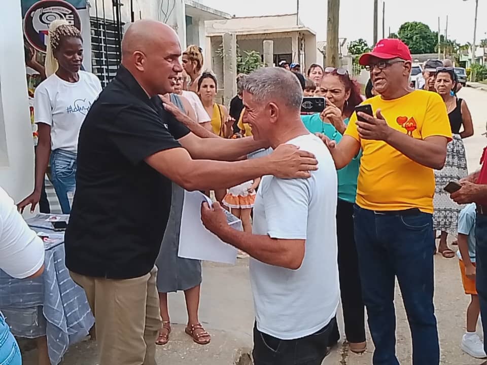 cdr_cuba's tweet photo. Buenos días vecino 🌞 

Como parte de la "Jornada de Homenaje al Donante Voluntario de Sangre", los cederistas avileños recibieron este lunes, de manos de @yosveny1 Vicecoordinador Nacional de los #CDRCuba el diploma que los acredita como provincia VANGUARDIA NACIONAL. https://t.co/WfGvYSPxgi