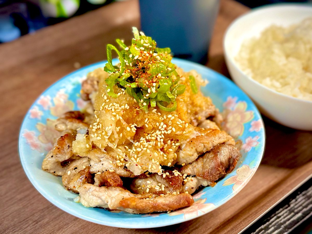 TomcatSky's tweet photo. 片栗粉まぶしてカリカリに焼いた豚肉にさっぱりおろしポン酢 https://t.co/oleU43BOCs