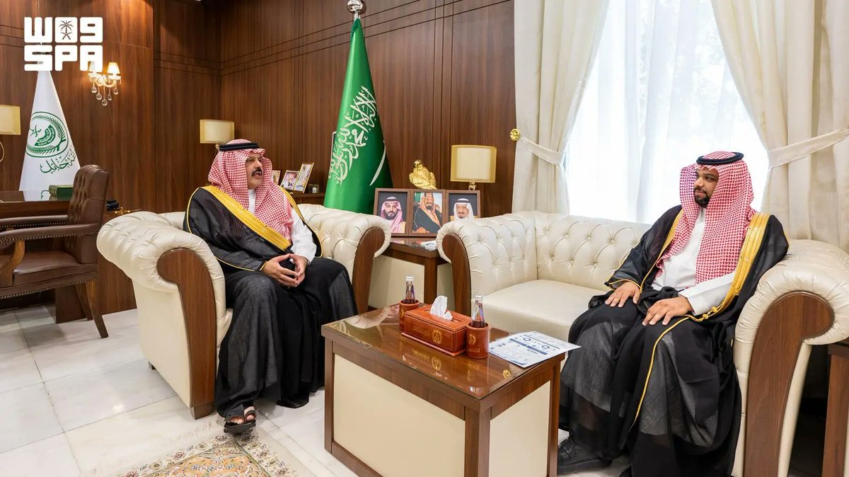 SPAregions's tweet photo. أمير حائل يستقبل مدير فرع وزارة التجارة بالمنطقة.
https://t.co/cPpGN8Ep1k
#واس https://t.co/ppl3iaODL7