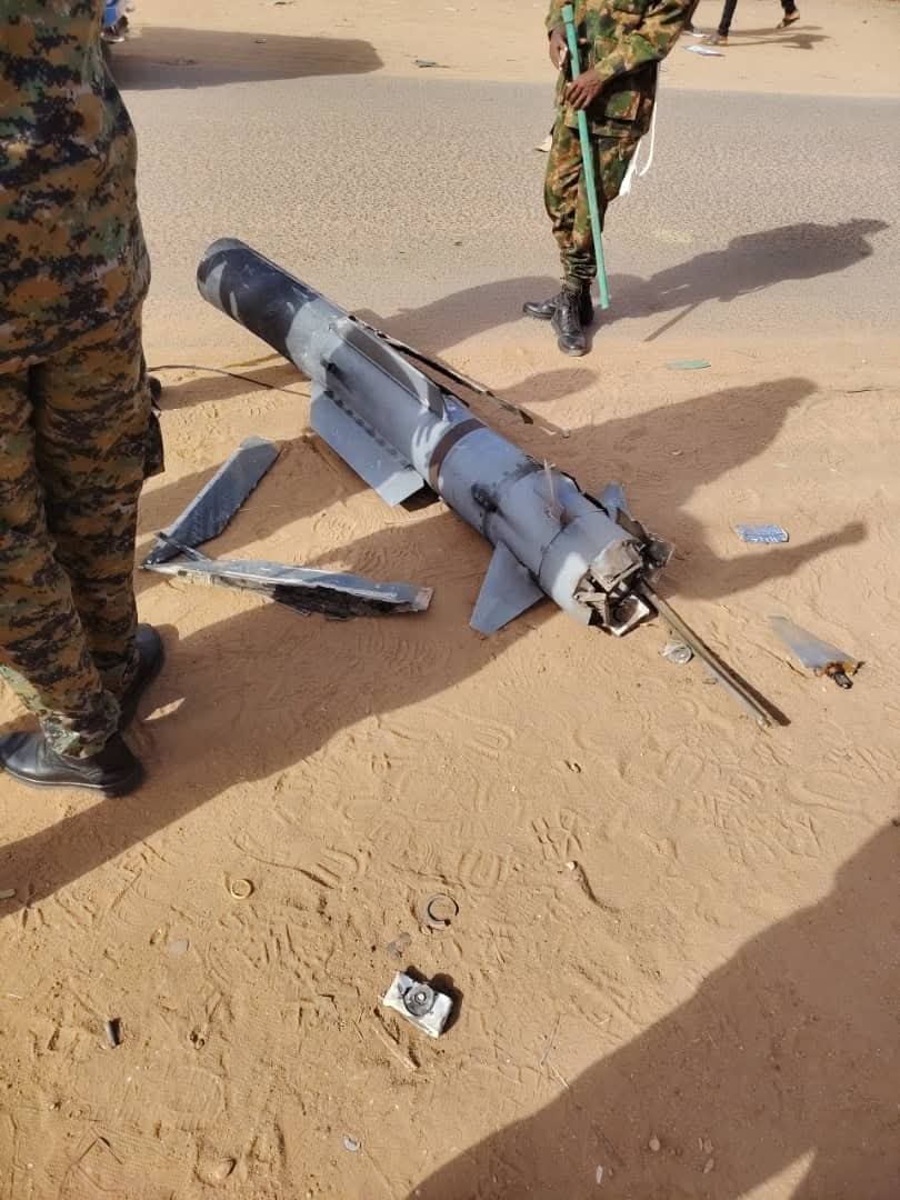 AfriMEOSINT's tweet photo. Wreckage of a Turkish-made 🇹🇷 HİSAR-A surface-to-air missile (SAM) found in Khartoum, Sudan 🇸🇩.

The missile was reportedly used by the Sudanese Armed Forces (SAF) during this morning’s attempt to repel a drone attack launched by the RSF. https://t.co/SBPyI3rFew