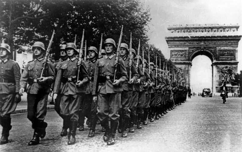 EricDeSilvestr1's tweet photo. Macron transforme notre fête nationale du 14 juillet 2026 en fête de l’Ukraine en faisant défiler sur les Champs Elysées des soldats de l’armée ukrainienne, dont certains arborent des symboles nazis sur le champ de bataille au Donbass.
Un symbole calamiteux.
Simone Veil avait rappelé dans une vidéo que la Shoah ukrainienne avait  fait entre 1,5 et 1,8 million de victimes juives, pour l'essentiel tuées par balles et jetées dans des fosses communes, avec la complicité de la population et de dirigeants nationalistes, massacres qui avaient commencé avant même l'arrivée des allemands. Pourtant Il y a quelque jours encore, Zelinsky accordait des funérailles au collabo nazi Melnyk et s'agenouillait devant sa tombe, sans susciter la moindre condamnation des dirigeants européens, manifestement complices. 
Le régime ukrainien au pouvoir depuis 2014, refuse à l’évidence  de rompre avec son passé nazi, mais Macron, Merz, Starmer, et von der Leyen ferment les yeux. 
L'Armée nazie avait défilé sur les champs Elysées le 14 juin 1940.
Le défilé du 14 juillet 2026 rappellera hélas à la France de sombres souvenirs.