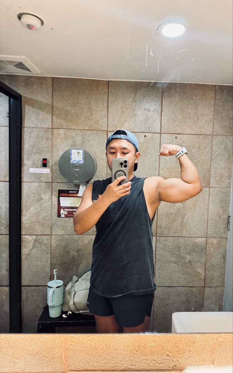 PreMed_Guy's tweet photo. Young stunna, I’m a big boss oma, pero nakagoma 🎵🎶🌚 https://t.co/gxVOPe0KBX