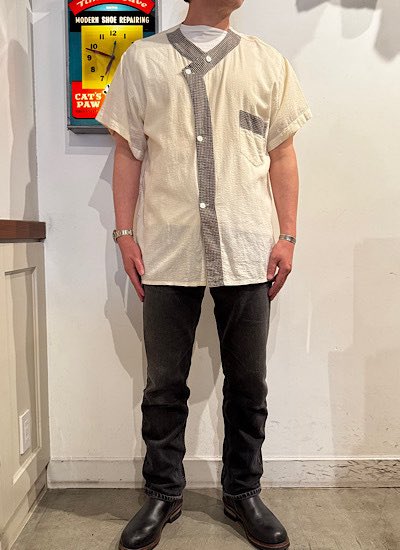 TruevintageS's tweet photo. 40s GLOVER PAJAMAS SHIRTです。
サイズ　無

肩幅　52cm
身幅　66cm
着丈　75cm
袖丈　20.5cm

40s頃のパジャマシャツ
オフホワイトカラーのシアサッカー地の1点で首元がオフセット仕様になった変わったスタイルが古さを感じます。
洒落た雰囲気です。https://t.co/Wj0zKIQutJ https://t.co/mkjLFRcOJa