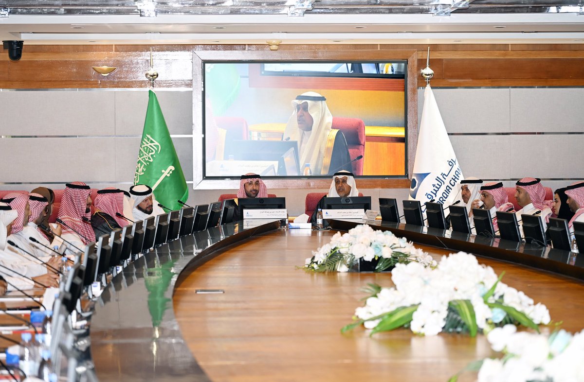 AsharqiaChamber's tweet photo. ونظمت الغرفة لقاء معالي المهندس خالد بن محمد السالم، برجال وسيدات الأعمال والمستثمرين، حيث استعرض اللقاء أبرز مبادرات الهيئة الملكية في تحفيز الاستثمار، وتمكين المستثمرين، وتحويل التحديات إلى فرص تنموية تسهم في دعم النمو الاقتصادي ورفع تنافسية المدن الصناعية. https://t.co/FbdW0KUxei