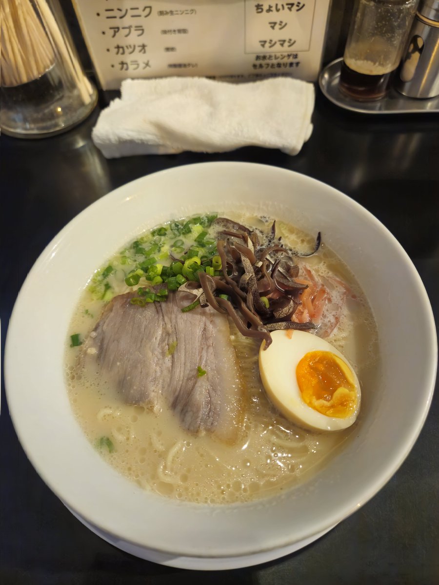 mesty724's tweet photo. 天高く翔べ！
ベトナム実践＆研修営業
クリーミー豚骨
香味野菜豚骨

どちらも美味しくライトで食べやすい豚骨ラーメン😍
クリーミーの方はパルメザンチーズをまぜればまさにカルボナーラ🍝
香味野菜の方は野菜の旨みと豚骨がめっちゃ合って美味しくどちらも完飲完食😋
ごちそうさまでした😊 https://t.co/9TPaJaPvOP