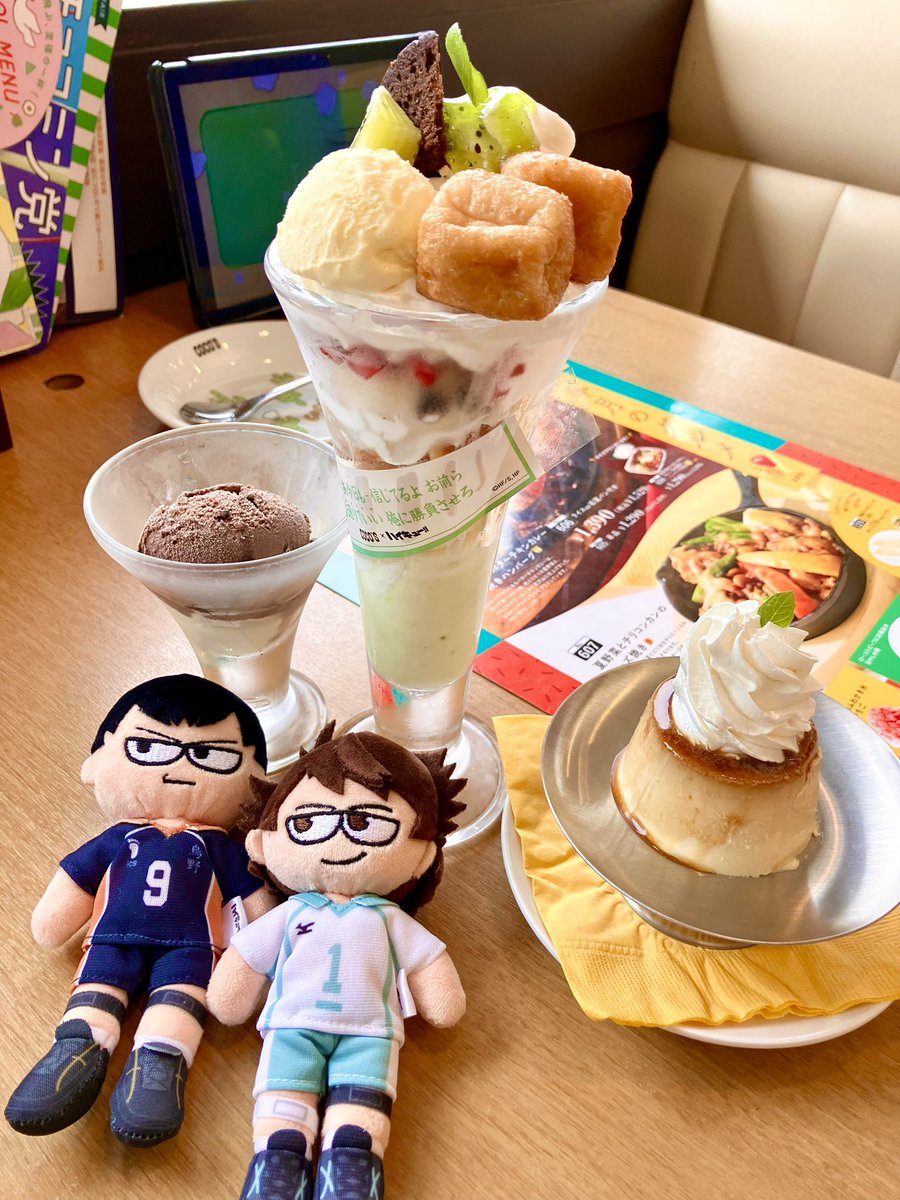 91toitoitoi's tweet photo. ココス今日からのメニューの方が好きだな。「阿吽の呼吸パフェ！味の連携ちゃんと決まってるね」って及川さんが甘い声で言ってた🤭集合クリアファイルは同じ絵柄でも第1弾とはデザインが違いました https://t.co/aXOcqzdd6N