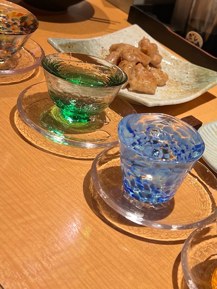 mocora's tweet photo. あとこれは幼なじみと飲みに行った時のやつ　やっぱ飲み屋の日本酒最高だな https://t.co/2KoOb8X7iQ