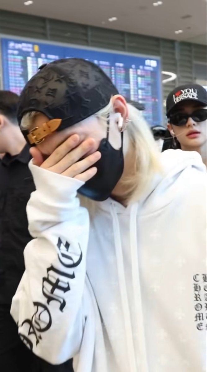 lixieshaven's tweet photo. felix’s shy reaction after govball and lollapalooza when receiving compliments about his abs is sending me 😭 https://t.co/qns6y7Ur2s