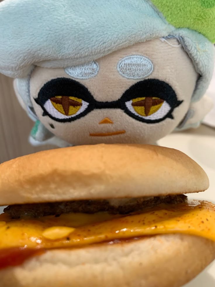 VitaNikifo92301's tweet photo. Marie came to remind you that it's time to take a break to eat, and she brought you a cheeseburger #Marie https://t.co/DHpEiRvd7D