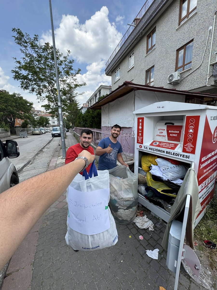 _Goktug_0's tweet photo. #yirmibirchallenge Bugün görevimizi yaparken yolumuz emekçi abilerimizle kesişti. #yirmibirchallenge ekibine teşekkürlerini ve selamlarını ilettiler. 😊 Ne diyoruz? İyilik bulaşıcı olsun 💫✨ https://t.co/Lv3HsQExmw