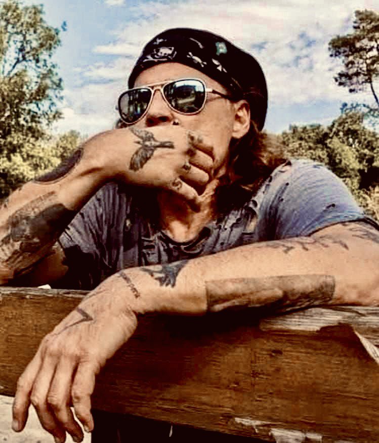 LynnInNC412's tweet photo. Happy Birthday to the creative genius who turned pirates into poetry and scissors  into symphonies, you’ve shown us it’s ok to be beautifully different and to fight for what you believe in. 

#HappyBirthdayJohnnyDepp  🥂 https://t.co/gW1nGUOzqs