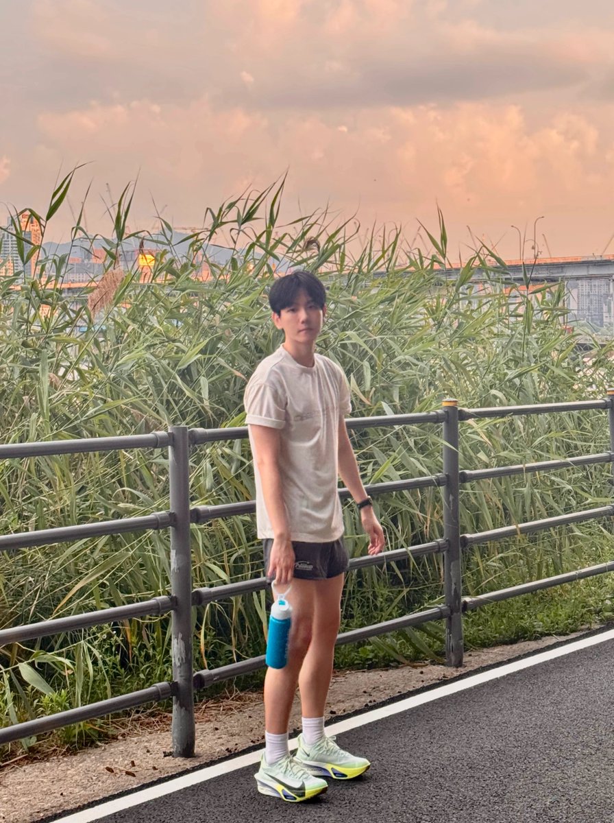 B506WORLD's tweet photo. 🍠 | 260609 bbh_official

🏃🏻‍♂️🌇

#BAEKHYUN #백현 #ベクヒョン #边伯贤
@B_hundred_Hyun @BAEKHYUN_INB100 @_baekhyun_JP https://t.co/n9GLUgi7zU