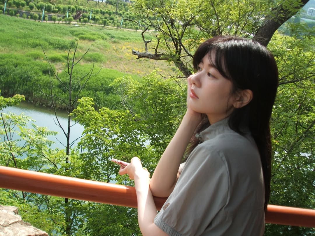 lovveback's tweet photo. jung somin's summer post is hereeee yay 🌻🍃 https://t.co/VmW1Cb10PR